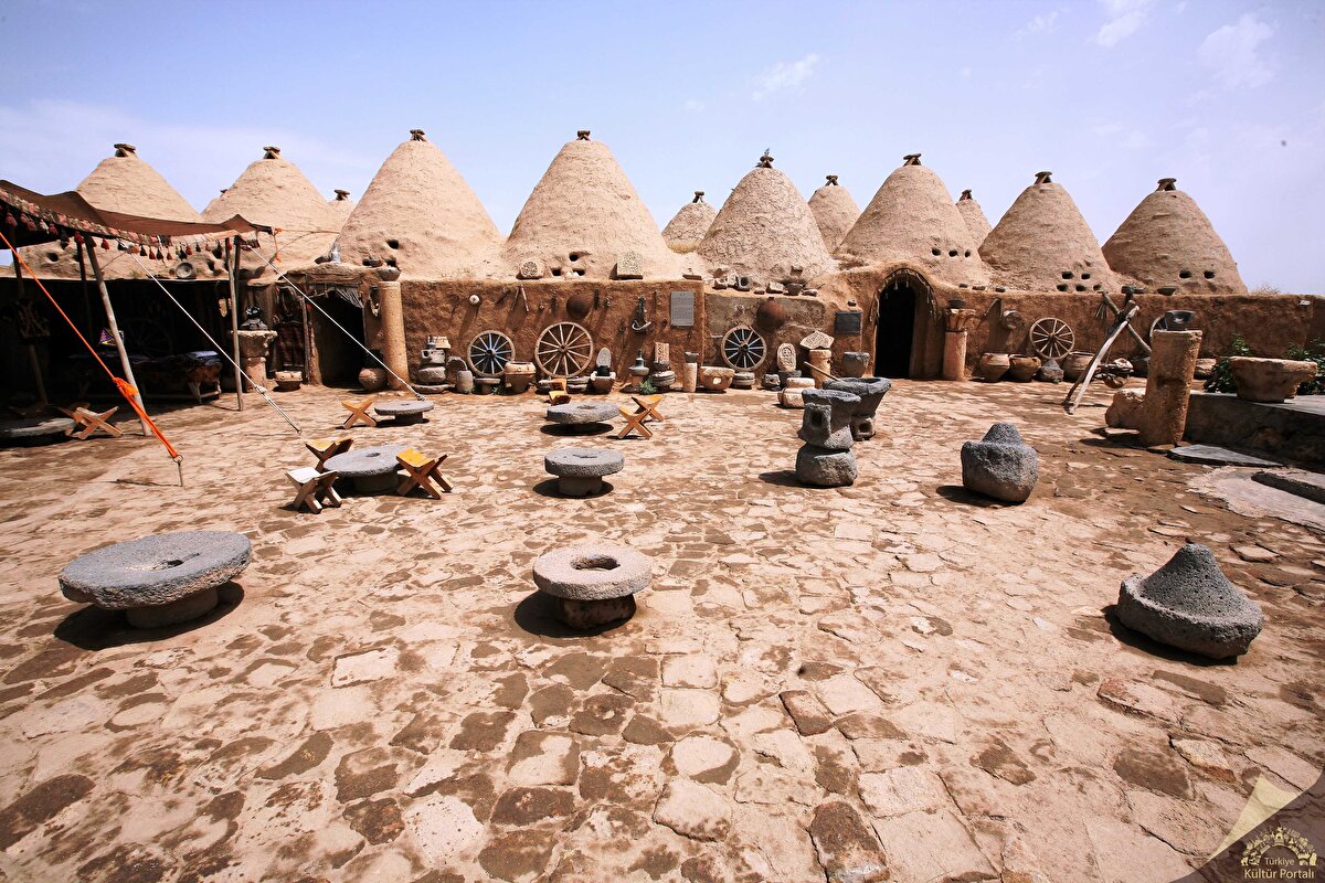 Yüksekliği içeriden 5 metreye varan ve 30-40 tuğla dizisiyle örülerek inşa edilen evler, içeriden ve dışarıdan balçıkla sıvanması sayesinde varlıklarını bugüne kadar sürdürebilmişlerdir. Harran Kümbet Evler 1979 yılında arkeolojik ve kentsel sit alanı olarak tescil edilmiştir.