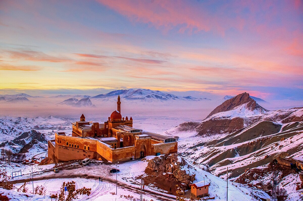 Saray, 1784 yılında Çıldıroğulları'ndan II. İshak Paşa döneminde yaptırılmış. Osmanlı mimarisinin, Anadolu’da günümüze ulaşabilen tek saray yapısı olarak kabul ediliyor.<br><br>
