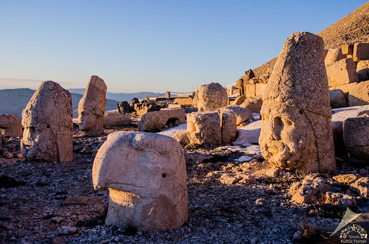 Nemrut’a Malatya-Pütürge- Tepehan yolu üzerinden yaklaşık 100 kilometrelik yolu izleyerek ulaşılmaktadır.