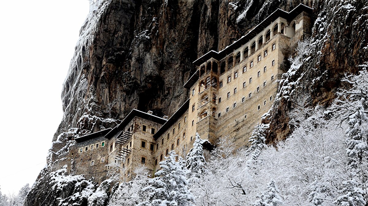 5. Sümela Manastırı- Trabzon<br>Trabzon’un Maçka İlçesi'nin Altındere Köyü sınırları içinde, Altındere vadisine hakim Karadağ’ın eteklerinde sarp bir kayalık üzerine kurulmuş olan Sümela Manastırı, halk arasında "Meryem Ana" adı ile anılır. Vadiden yaklaşık 300 metre yükseklikte bulunan yapı, bu konumuyla manastırların şehir dışında, ormanlarda, mağara ve su kenarlarında kurulma geleneğini sürdürmüştür.