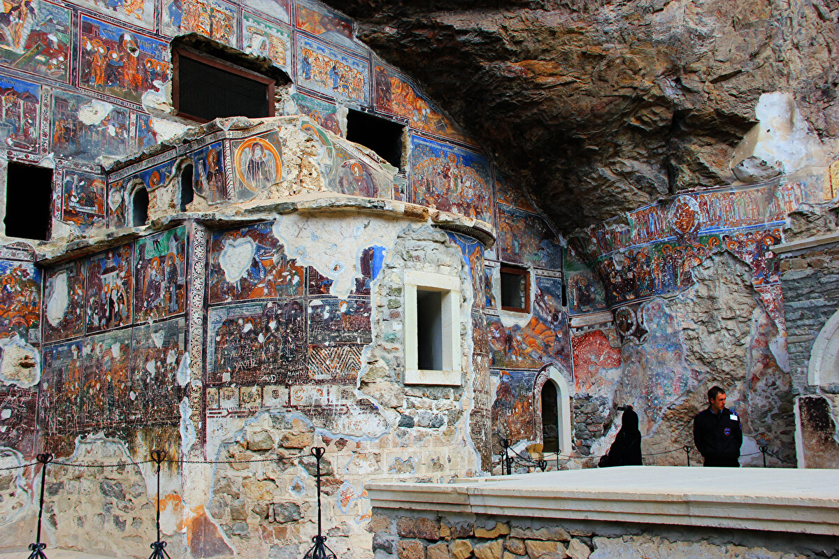 Sümela Manastırı’nda yer yer sökülerek alınmış olan ve oldukça harap bir görünüm taşıyan fresklerde işlenen başlıca konular İncil’den alınmış sahneler, Hz. İsa ve Meryem Ana’nın hayatı ile ilgili tasvirlerdir.