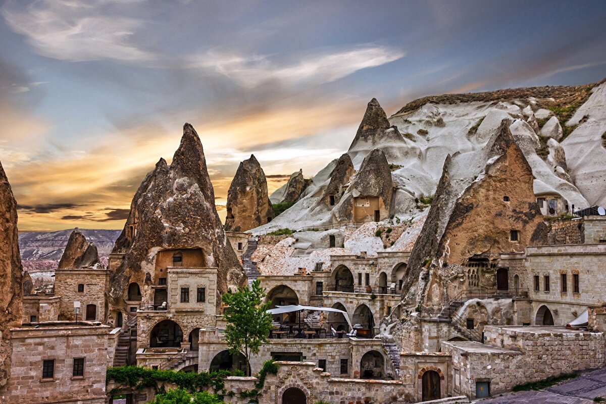 6. Göreme Açık Hava Müzesi- Nevşehir<br>Göreme Açık Hava Müzesi, Göreme kasabasının 2 kilometre doğusunda yer alan bir kaya yerleşim yeridir. MS 4'üncü yüzyıldan 13'üncü yüzyıla kadar bölgede yoğun bir şekilde manastır hayatı yaşanmıştır. Hemen her kaya bloğunun içinde kiliseler, şapeller, yemekhaneler ve oturma mekânları mevcuttur.