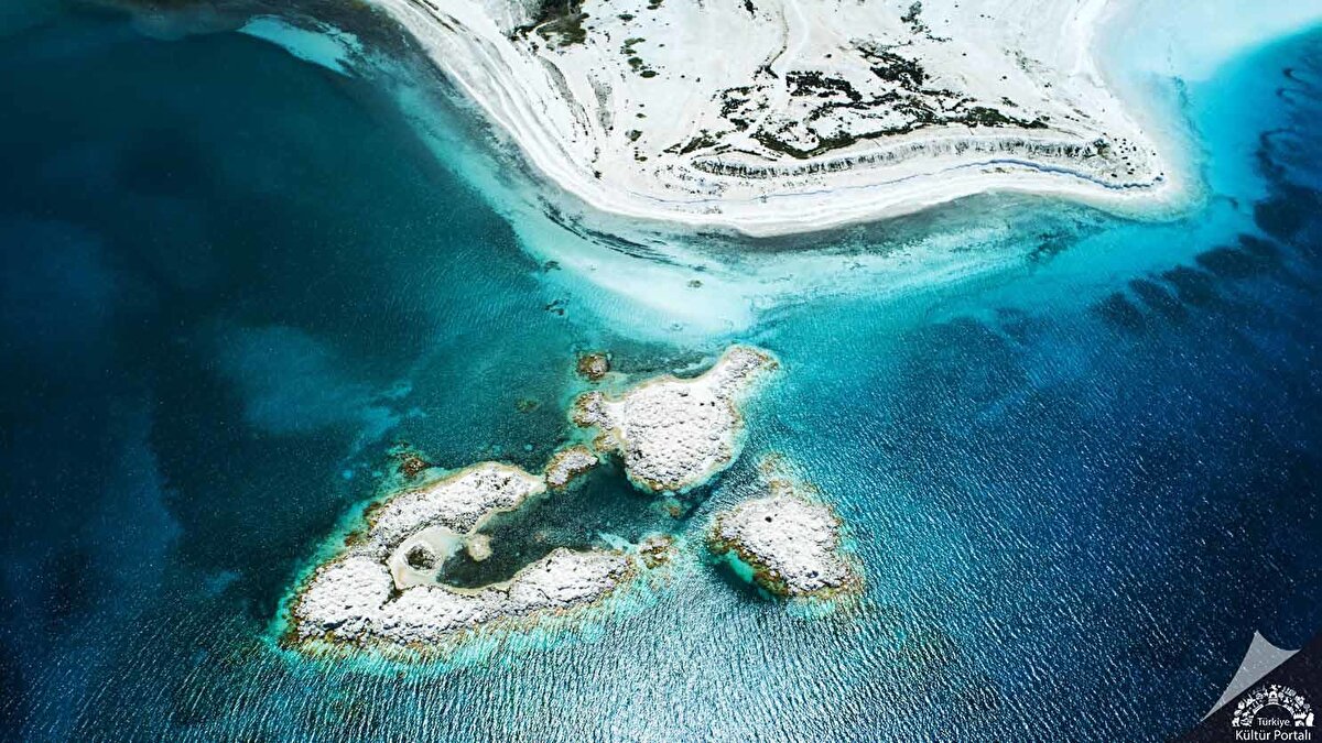 Deniz seviyesinden yüksekliği 1140 metredir. Yüz ölçümü 44 kilometrekaredir. Göl, yaz ve kış aylarında turizm hareketliğinin yoğun olduğu Antalya-Denizli- Pamukkale tur güzergâhında bulunmaktadır. Ormanlık tepelerle ve ovalarla çevrili tektonik bir göldür. Derinliği bazı yerlerde 185 metredir. Güney cephesinde bulunan Sultan Pınar suyu burayı bir mesire yeri haline getirmiştir.