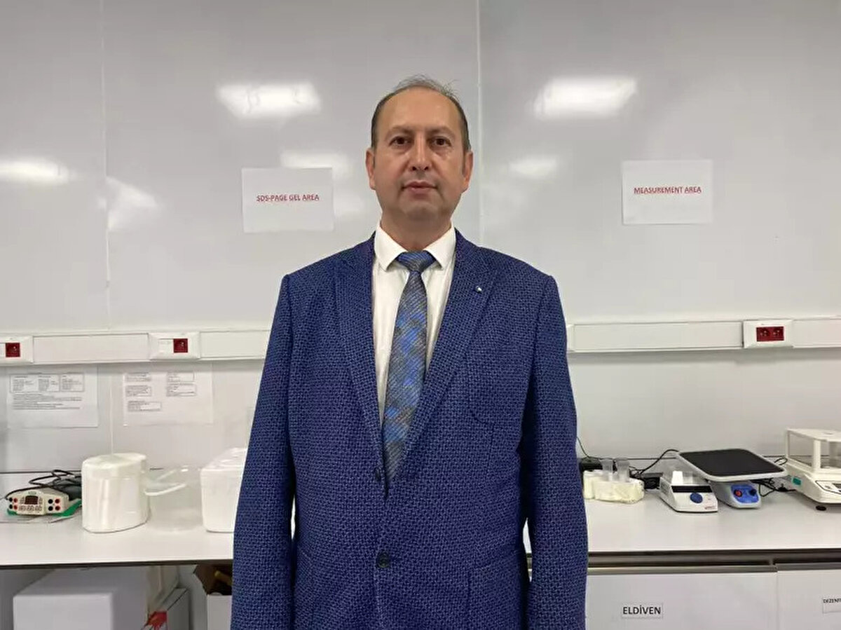 On yılı aşkın süredir devam ettirdiği bu araştırmalarıyla geçtiğimiz hafta Avrupa İmmünoloji Dernekleri Federasyonu’nun düzenlediği yarışmada Eastern Star Award’a (Doğu’nun Yıldızı Ödülü) layık görülen Prof. Dr. Özen, şunları söyledi:<br><br> <br><br>“Bu ödülü almamızdaki temel neden; bizim insan sağlığına yaptığımız katkılar, önemli bir sağlık problemi üzerine yaptığımız araştırmalar ve çok yüksek kaliteli yayınlar üretmiş olmamız. Hastalığın keşfi, ruhsatlama çalışmaları ve bunların dünyada piyasaya sürülmesi onlarca yıl sürüyor. Biz bunu 6 yıl kadar bir sürede ortaklarımızla beraber yapmayı başardık. Bu dünyada önemli merkezlerce ödüllere layık görüldü, pek çok farklı kategorilerde ödül aldık ama bu en son ödülümüz yaşam boyu yapılan katkılara verilen bir ödül.”