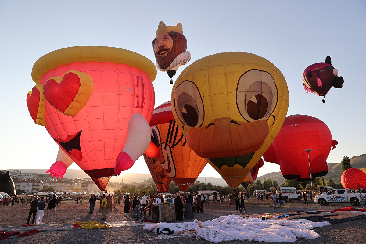 Türkiye, Avusturya, Azerbaycan, Belçika, Brezilya, İngiltere, Fransa, Almanya, Hollanda, Litvanya, Makedonya, Moldova, Polonya, Portekiz, Slovakya, Slovenya, İspanya, İsviçre'den etkinlik için bölgeye davet edilen ve çeşitli figürleri içeren sıcak hava balonları Ürgüp Festival Alanı'nda sabah erken saatlere görevlilerce hazırlandı.
