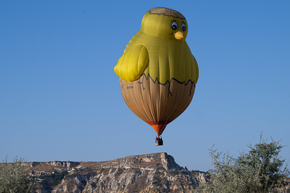 Festivale Moldova'dan katılan balon pilotu Evgheni Costiuc, AA muhabirine, Kapadokya'nın ilgi çekici bir manzaraya sahip olduğunu, iki gündür bölgede uçuş yapmaktan keyif aldığını belirterek, "Buraya davet edilmekten dolayı çok mutluyum. Kapadokya'ya gelmek hep aklımdaydı. Burası çok güzel bir yer." dedi.
