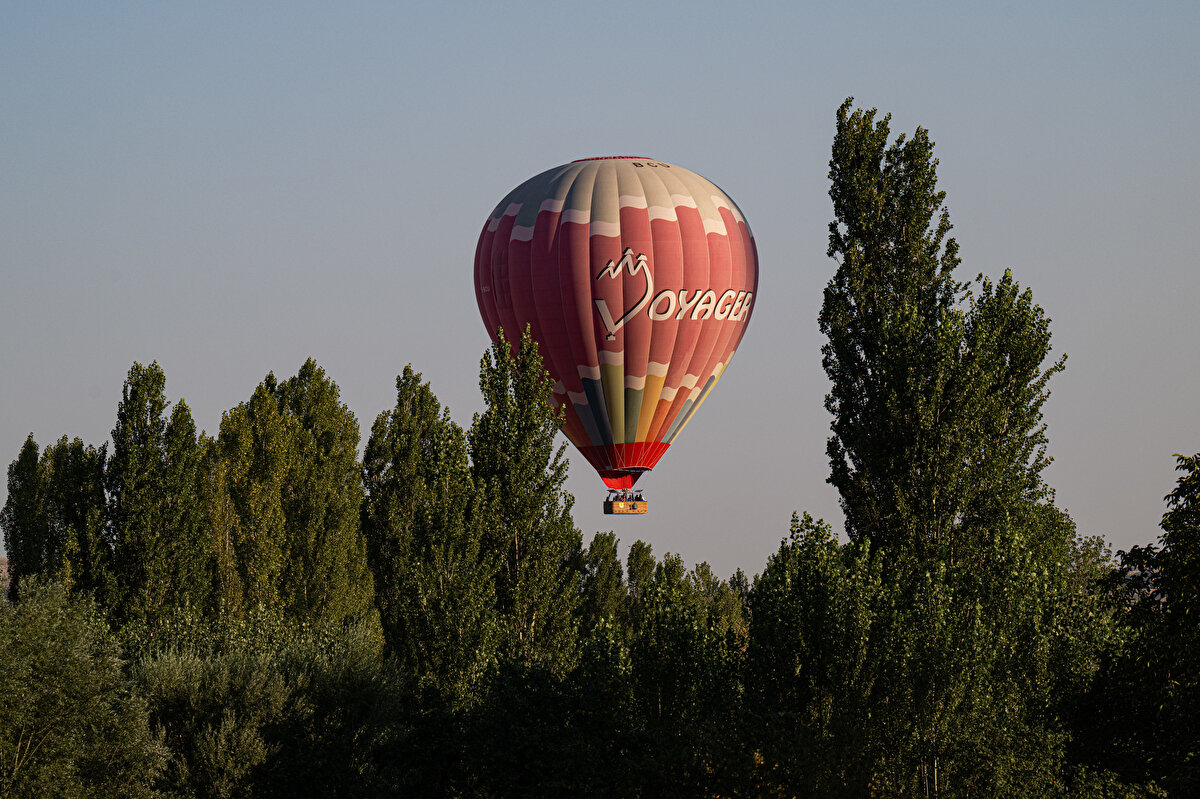 Hollanda'dan katılım sağlayan balon pilotu Dinie Bosma da Kapadokya'nın sahip olduğu doğal güzellikler içinde uçuş yapmanın kendisini mutlu ettiğini söyledi.