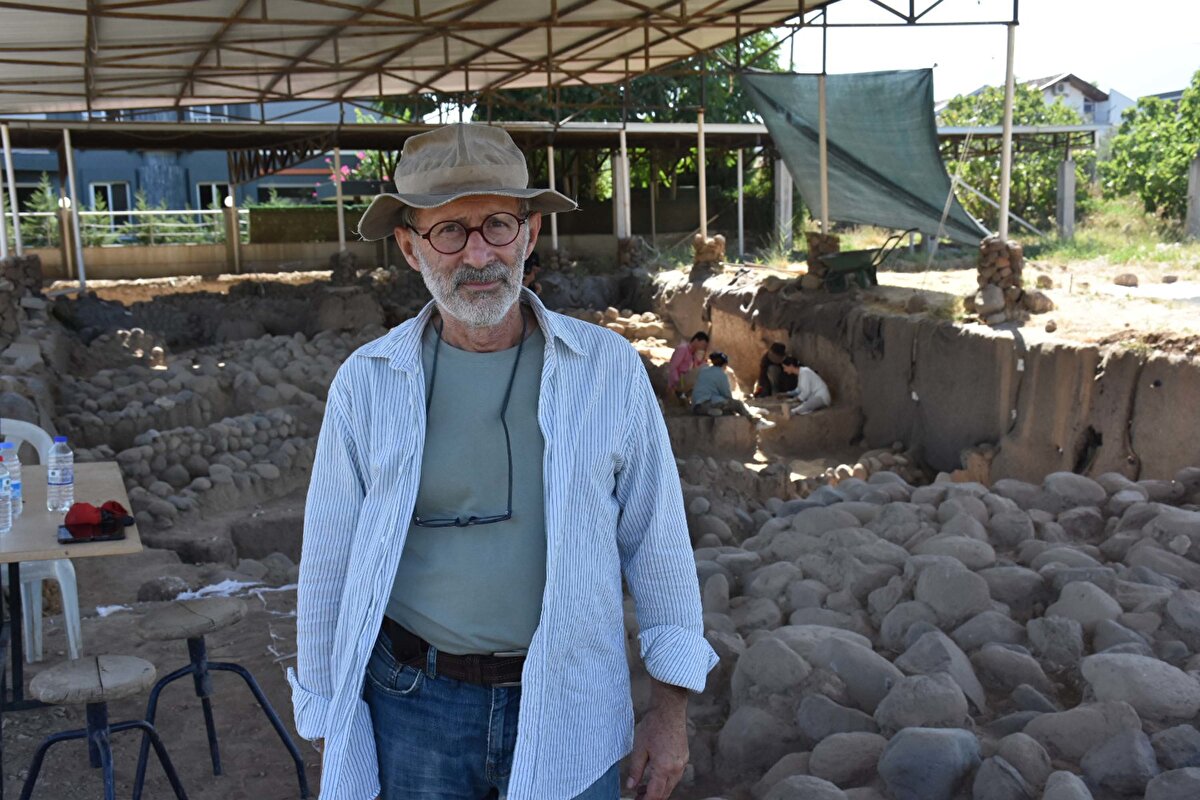 Aynı zamanda yoğun midye kabukları bulunmasının, midyeleri de ticaret ve beslenme için depoladıklarını bizlere gösterdiğini söyledi. Derin, "Bu alan, Batı Anadolu'nun en iyi korunmuş, turizm için de gelecek vadeden bir merkezidir. Kapların içinde ve yerleşim içinde yapılacak analizlerle depolanan ürünlere ait yeni bilgiler elde edeceğiz" diye konuştu.