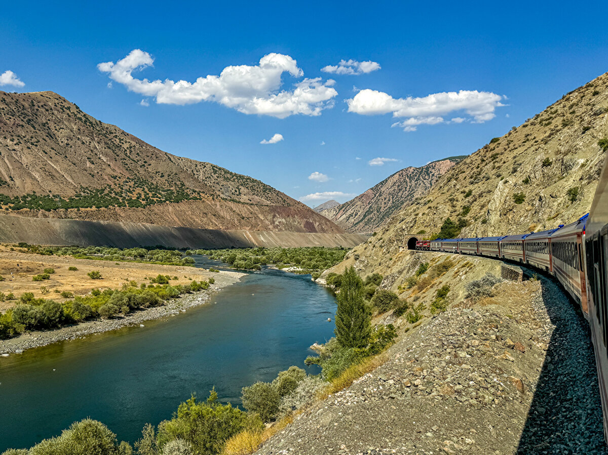 Elazığ'daki molada tarihi alanları ve müzeleri gezen öğrenciler, Tatvan'da da Türkiye'nin en büyük krater gölü olan Nemrut Krater Gölü, Islahiye Medresesi ve Ahlat Selçuklu Mezarlığı gibi tarihi yerleri yakından görme fırsatı buldu.
