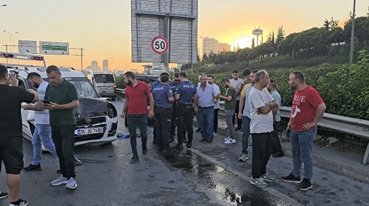  Araç içerisinde bulunan 4 kişi dışarı çıkarak yol kenarında yardım bekledi. 