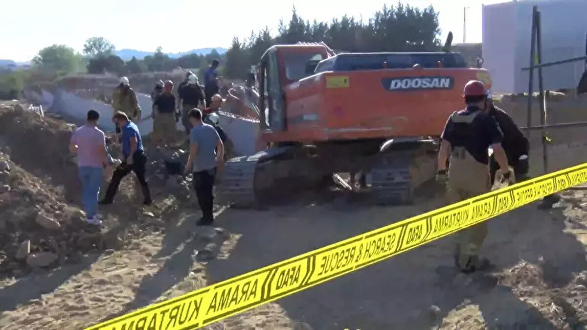 2 İŞÇİNİN HAYATINI KAYBETTİĞİ GÖÇÜKLE İLGİLİ 4 KİŞİ GÖZALTINA ALINDI<br>Tepeören Mahallesi'nde bir villanın alt yapı çalışmaları sırasında yaşanan göçükte 2 işçi göçük altında kalarak hayatını kaybetti. Olayla ilgili İstanbul İl Emniyet Müdürlüğü'nden yapılan açıklamada, "Yapılan incelemelerde, Villa inşaatında kanal döşemesi için kazı yapıldığı sırada C.Ö. ve S.İ. isimli işçilerin kanal borusu temizliği yapmak için 5 ile 6 metre yüksekliğindeki alana indikleri sırada toprak kayması meydana gelerek göçük altında kaldıkları anlaşılmıştır. E.U. ve Ö.K. isimli kepçe operatörleri, S.A. ve K.A isimli kırıcı operatörleri olay sonrasında gözaltına alınmış, müteahhit olan şüpheli M.Z.V. isimli şahsın ise Muğla ilinde yakalama çalışmaları devam etmektedir" denildi. 