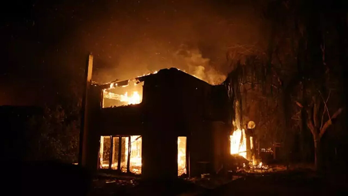 Yunanistan İtfaiyeTeşkilatı Sözcüsü Vasilyos Vathrakoyannis, yangın nedeniyle çok sayıda evin hasar gördüğünü söyledi.