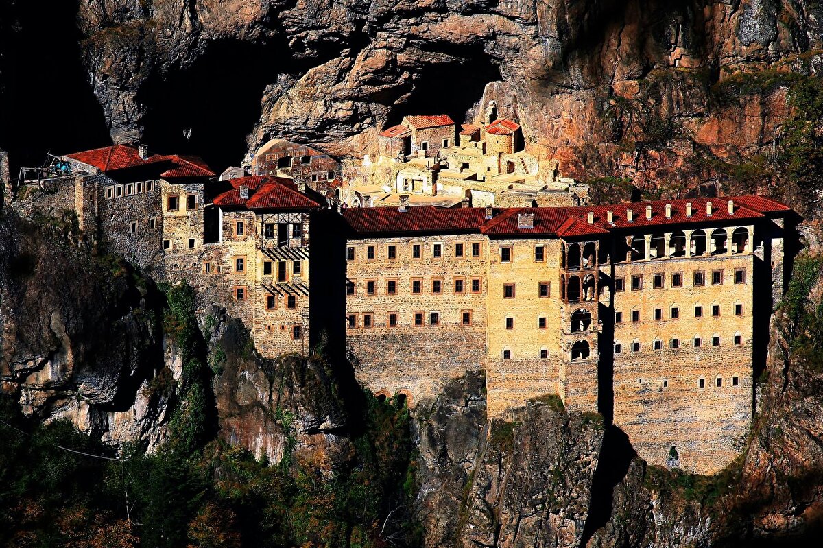 1. Sümela Manastırı- Türkiye<br>Trabzon Altındere Vadisi'nin 1188 metre yukarısında bulunan ve dik bir uçurumun kenarına inşa edilmiş bu yapının, günümüzden yaklaşık 1700 yıl önce inşa edildiği tahmin ediliyor.