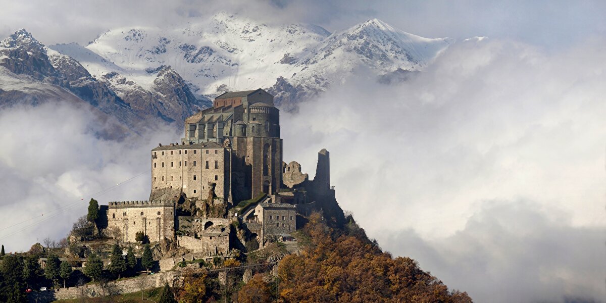 2.Sacra di San Michele- İtalya<br>İtalya'nın Torino kentinde yer alır ve 1000 seneden eski bir geçmişe sahiptir.<br>26 metrelik kayalık bir dağın zirvesine kurulmuş ve bu dağın kendisi de deniz seviyesinden 960 metre yüksekte. Burası Cottian Alpleri'nin tam sınırında yer alır ve Piedmont'un en ünlü anıtlarından biridir. Saint Michael Manastırı olarak da bilinmektedir.