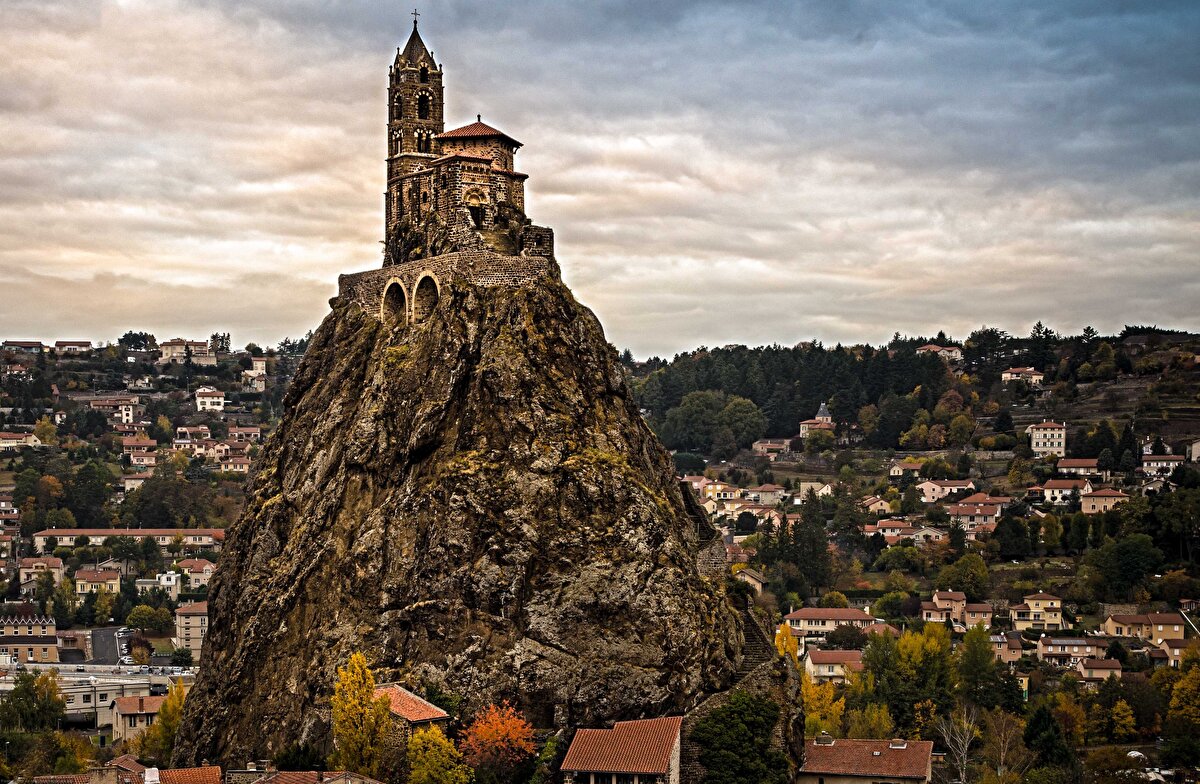 5. Saint-Michel d'Aiguilhe- Fransa<br> Fransa'nın Le Puy-en-Velay yakınlarındaki Aiguilhe'de bir şapeldir. Şapele kayaya oyulmuş 268 basamakla ulaşılır. 969 yılında 85 metre yüksekliğindeki bir volkanik tıkaç üzerine inşa edilmiştir. Fişin üstündeki yüzey 57 metre çapındadır. 951 yılında Aziz James'in hac ziyaretinden dönüşünü kutlamak için bu şapeli inşa ettirmiştir. Şapel, dağ zirvelerinin ve diğer yüksek yerlerin koruyucusu olan Başmelek Mikail'e adanmıştır.