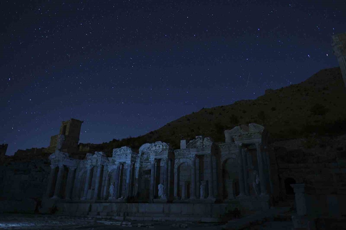 Kazılarda bulduğumuz güneş saati ile bu şehrin astronomi ile ilgisinin olduğunu gördük<br>Burada yapılan kazılarda bulanan güneş saatleri ve hilal figürlerinin bulunmasıyla Sagalassos şehrinin de astronomiyle az çok ilişkisinin olduğunu söyleyen Doç. Dr. Peter Talloen; “Burada yaptığımız çalışmalarda belki tam astronomi değil ama güneş saatlerini kullandıklarını gördük. Hatta şu anda Burdur Müzesi’nde mevcut olan bir güneş saatimiz var. Sagalassos’ta bulundu. O da hemen şehrin kapısının içinde yer alıyordu. Yani ziyaretçiler gelir gelmez hemen saatin kaç olduğunu orada görebiliyordu. Güneş de yıldızlarından biri zaten. Bunun dışında dikkat çeken bir husus yerel bir tanrı olarak Men Tanrısı figürlerine rastladık. Bu tanrının asıl görüldüğü yer Yalvaç‘ta ama burada da ona tapıyorlardı. Sembol olarak bu tanrının omuzlarında hilal vardı omuzlardan çıkan ve kent için bu tanrının çok öenmli olduğunu biliyoruz. Bu yüzden yıldızlara ve aya ilgilerinin olduğunu söyleyebilirim.” ifadesinde bulundu.<br>