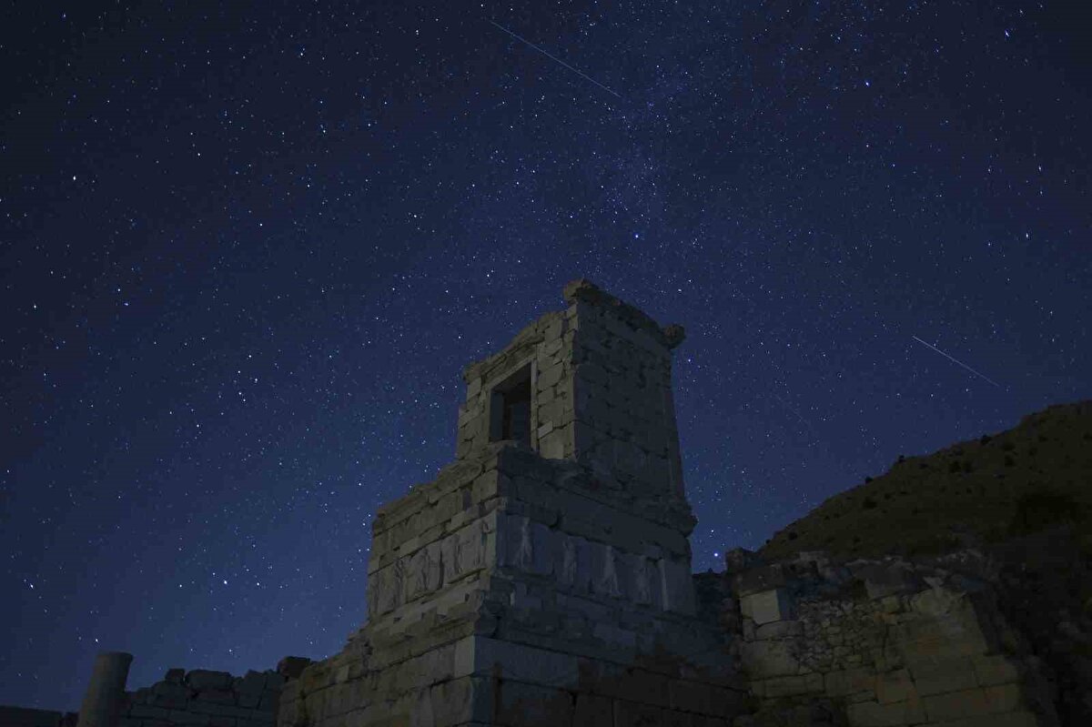 Hem Türkiye’den hem de yurtdışından gelenler var. Ekip için çok güzel bir atmosfer gerçekten. Bu şekilde birazcık hayat katıyoruz bu antik kalıntılara. Herkes onları eski taş olarak görüyor ama ekiple birlikte böyle etkinliklerde beraber olduğumuz zaman sanki bu antik hayat kısmen de olsa tekrar canlanıyormuş gibi geliyor. Öğrencilerin bazıları ilk defa geliyorlar ve dediğim gibi yabancılar da var. Onların Efes’ten, Bergama‘dan da haberler var ama Anadolu’nun içinde de böyle kentlerin olduğunu ve bu şekilde kurulan antik kentlerin olduğunu bilmiyorlar. Zaten Türk misafirleri çok ünlü biliyorsunuz. Biz köy içinde yaşıyoruz sezon boyunca. Oradaki halk ile de ilişki kuruyorlar. Yani pazara gidiyorlar, bir çay bahçesine gidiyorlar, sıcak bir ortam, güzel bir ortam. Onların bu hikayeleri yurt dışına götürmesini istiyoruz. Tecrübelerini aileleriyle, arkadaşlarıyla paylaşmalarını istiyoruz. Bu şekilde turistler sadece kıyılarda kalmasın İç Anadolu’ya da gelsinler diye düşünüyoruz. Öyle bir katkımız oluyorsa da ne mutlu bize.” ifadelerini kullandı.<br>