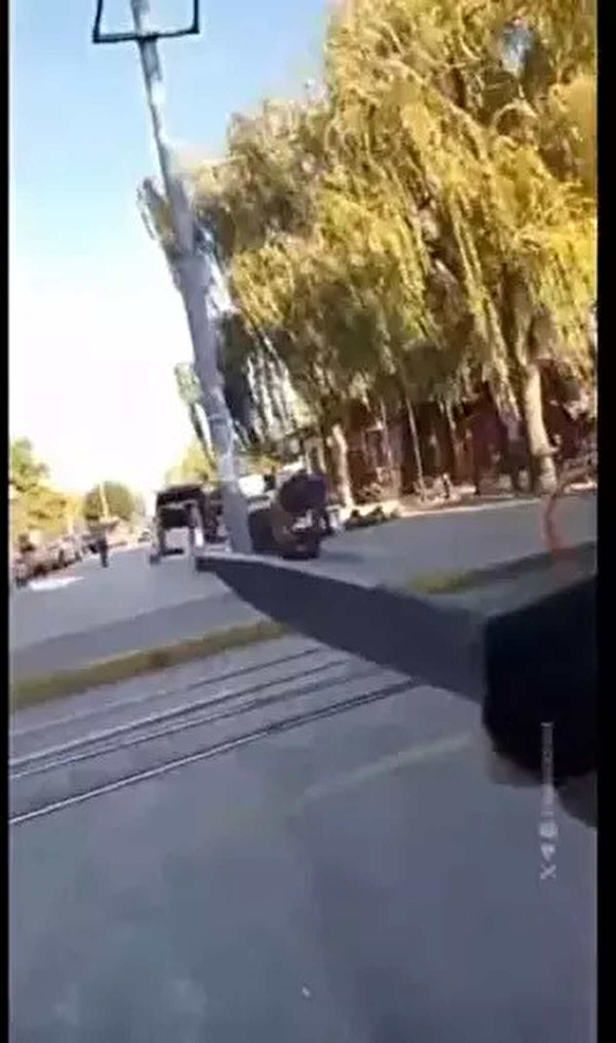 Kıyafeti ve elindeki aletler ile görenleri endişelendiren A.K. Uluönder tramvay durağında bekleyen insanlara saldırdı. Elindeki bıçak ve balta ile buradaki insanlara vurmaya başladı.