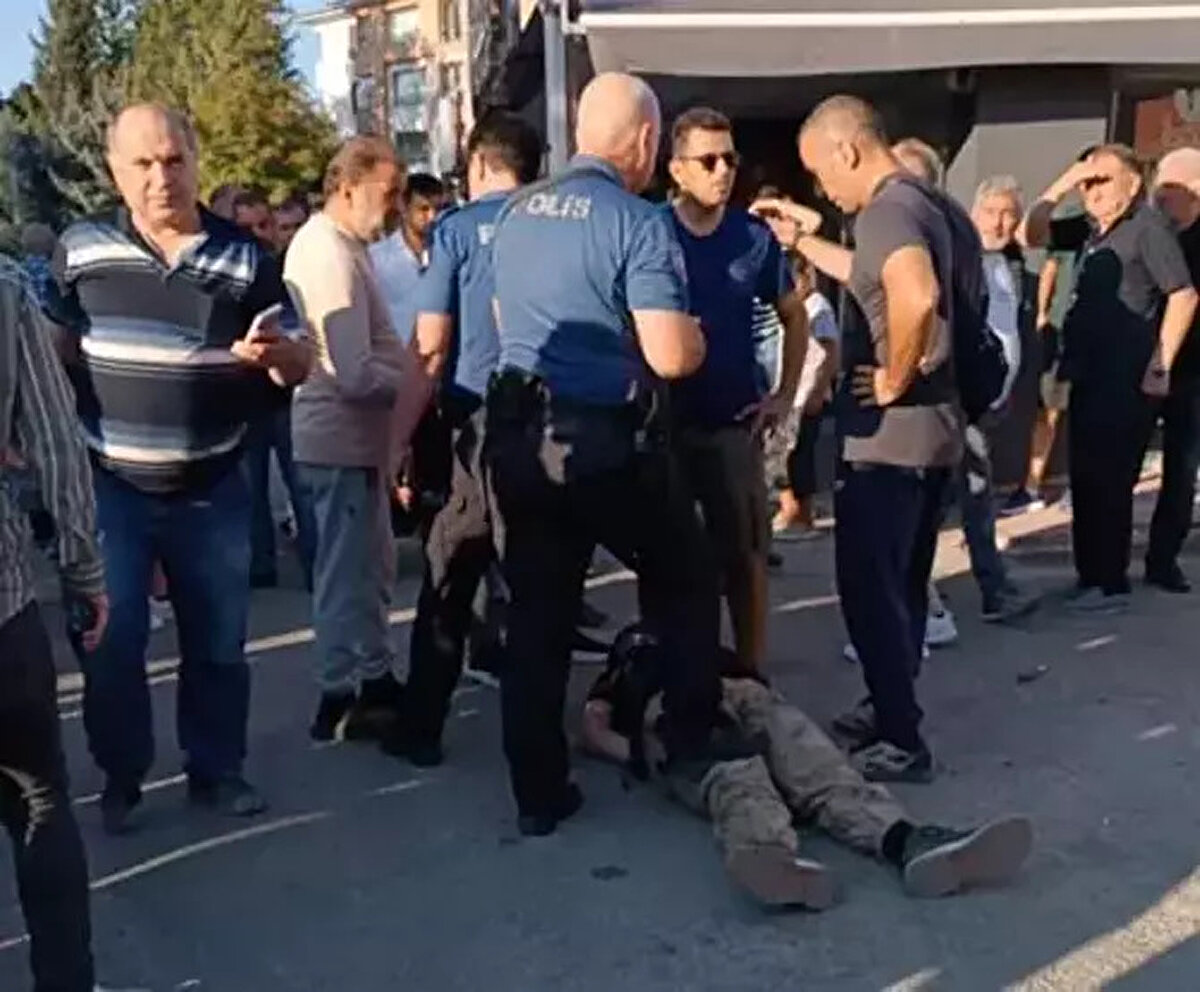 Kaçmaya çalışan vatandaşlardan bazılarını yaralamayı başaran A.K. o sırada görev yerine giden bir polis memuru tarafından fark edildi.