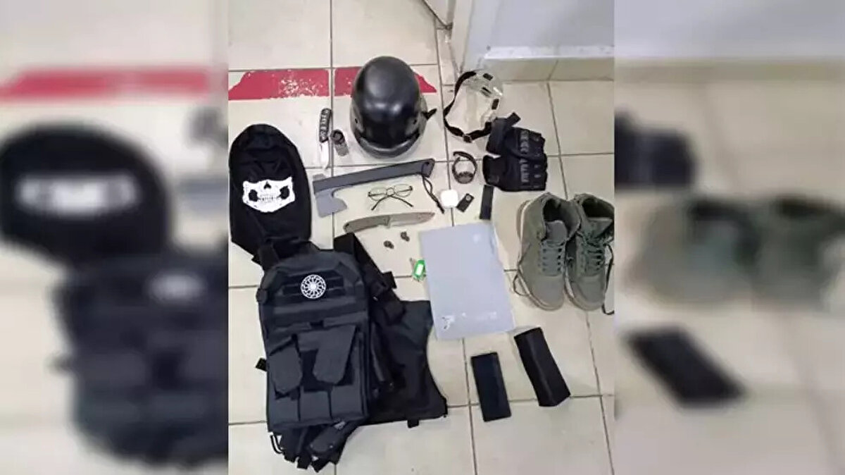 Saldırı anında canlı yayında olan A.K'nın uzun süredir saldırı planladığı ve bunun için hazırlık yapıldığı öğrenildi. Üzerinden çıkan ekipmanlar ise görenleri daha da şaşırttı.