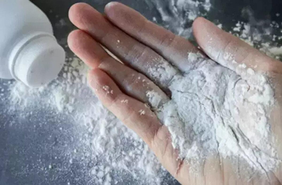 Bebek Pudrası<br>Karıncalar bebek pudrasının bulunduğu yerlere gelmezler. Bu yüzden, karıncaların çıktığı bölgelere bebek pudrası serperseniz, karıncalar uzaklaşır ve bir daha gelmez.