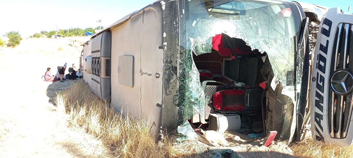 Bodrum’dan Van’a giden yolcu otobüsü Malatya’nın Akçadağ ilçesinde yoldan çıkarak şarampole yuvarlandı. Kazada 22 kişi yaralanırken bazı yolcular şoförünün uyduğunu, kazanın da bu nedenle yaşandığını iddia etti.