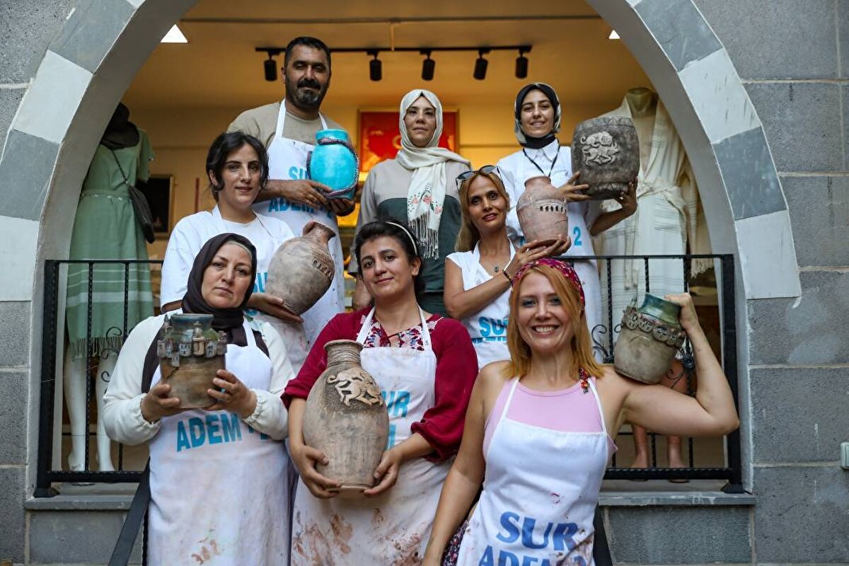 "Sosyal medyadan özel siparişler almaya başladık"<br>Kursiyerlerden Aynur Ateş, kursta iyi bir eğitim aldıklarını, bunu meslek haline getirmeyi planladığını söyledi.