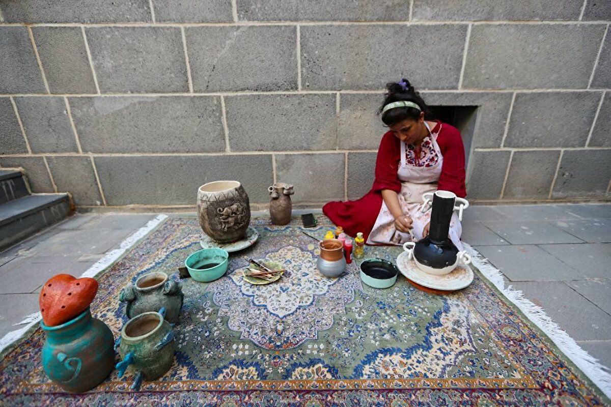 Kadınlar hazırladıkları bu küp ve testilerin üzerine, 33 medeniyete ev sahipliği yapan kentte UNESCO Dünya Mirası Listesi'nde yer alan tarihi surlar, İçkale Müze Kompleksi, Ulu Cami, Ongözlü Köprü, Hasanpaşa Hanı gibi tarihi ve kültürel mekanlar ile bu yapıların üzerindeki figürleri nakşediyor.