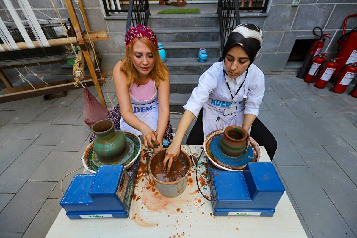 Diyarbakır'ın sembol yapılarını küp ve testilere işlerken aynı zamanda kentin tarihini de öğrenme imkanı bulduklarını anlatan Ateş, hayalindeki mesleğe bu kurs sayesinde ulaşma imkanı bulduğunu belirtti.