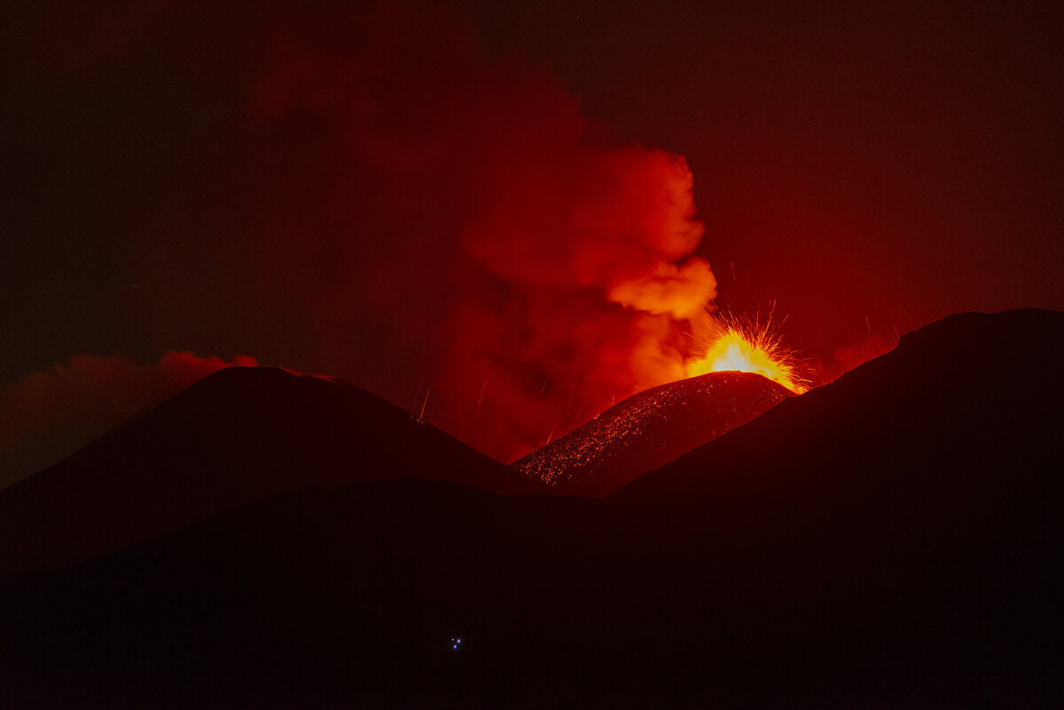 Etna Yanardağı, son olarak 4 Ağustos`ta kül ve lav püskürtmüştü. Dün akşamki son volkanik faaliyet, temmuz ayından bu yana 6. volkanik patlama oldu.