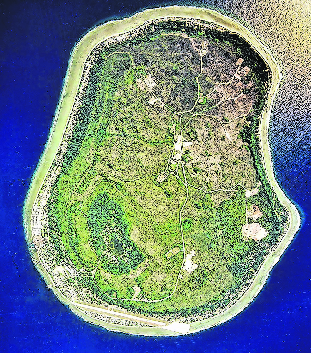 10. Nauru<br><br>Nauru, resmî adıyla Nauru Cumhuriyeti ve eskiden Pleasant Adası olarak bilinen, Orta Pasifik'te bulunan bir Mikronezya ada ülkesi ve mikro devlettir. En yakın komşusu 300 kilometre doğusunda yer alan Kiribati'nin Banaba Adası'dır. Nüfusu sadece 12 bin 668 kişiden oluşmaktadır.