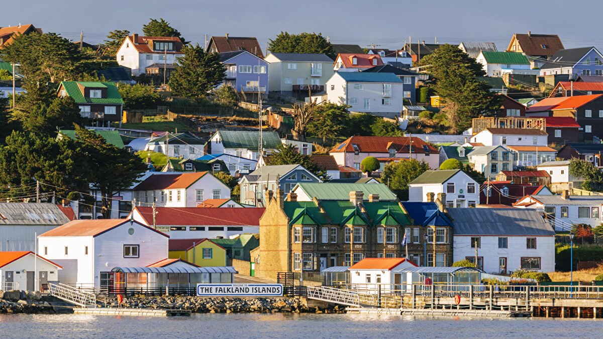 6. Falkland Adaları<br><br>Falkland Adaları ya da Malvina Adaları Güney Atlas Okyanusu'nda Patagonya'nın 480 km doğusunda bulunan takımadalar. Yaklaşık 12.000 km²'lik yüz ölçümüne sahip olan takımada Doğu Falkland, Batı Falkland ve 776 küçük adadan meydana gelir. Nüfusu son ölçümden sonra 3398 olarak belirlenmiştir.