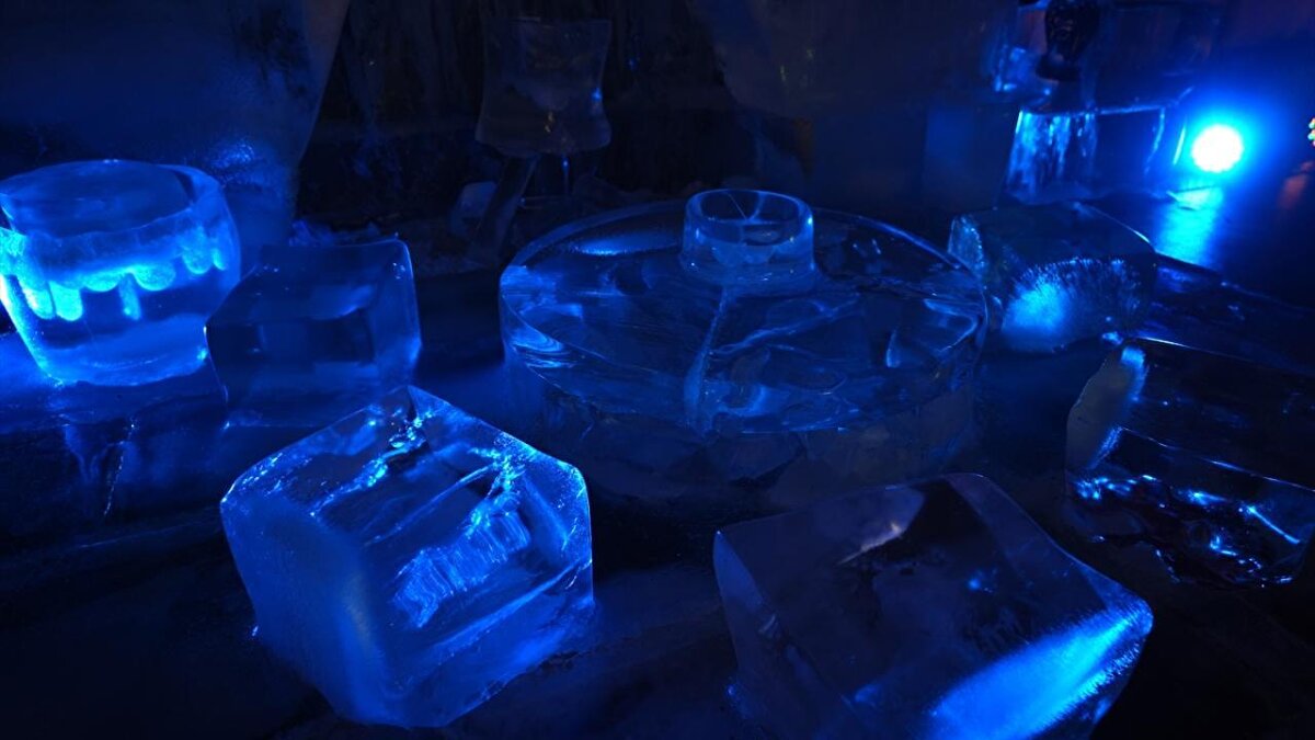 Müzede 30`un üzerinde buz heykeli sergilenecek<br><br><br>Atatürk Üniversitesi Güzel Sanatlar Fakültesi Heykel Bölüm Başkanı ve Ata Buz Müzesi Koordinatörü Prof. Dr. Mustafa Bulat, festivalde buzdan yapılmış 30`un üzerinde sanat eserinin sergileneceğini kaydetti.