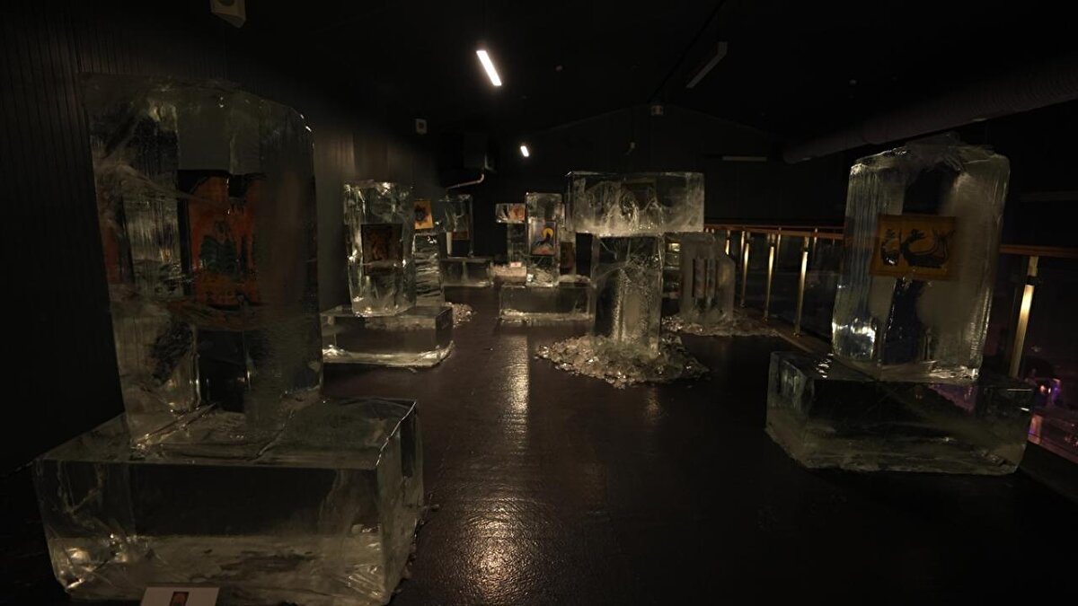 Yaptığı heykelin zulme karşı bir tepki olduğunu vurgulayan Datlı, "Gazze`de savaş içinde ölen masum çocuklar için bu heykeli yaptım. Heykeldeki kanat ile o çocukların melekler gibi güzel ve masum olduklarını anlatmaya çalıştım. Buzdan yapmamın sebebi ise çocukların ne kadar şeffaf olduklarını yorumlamaktı. Eserim, savaşa karlı bir tepki. Zulme karşı duruş sergilemeye çalışıyoruz." diye konuştu.