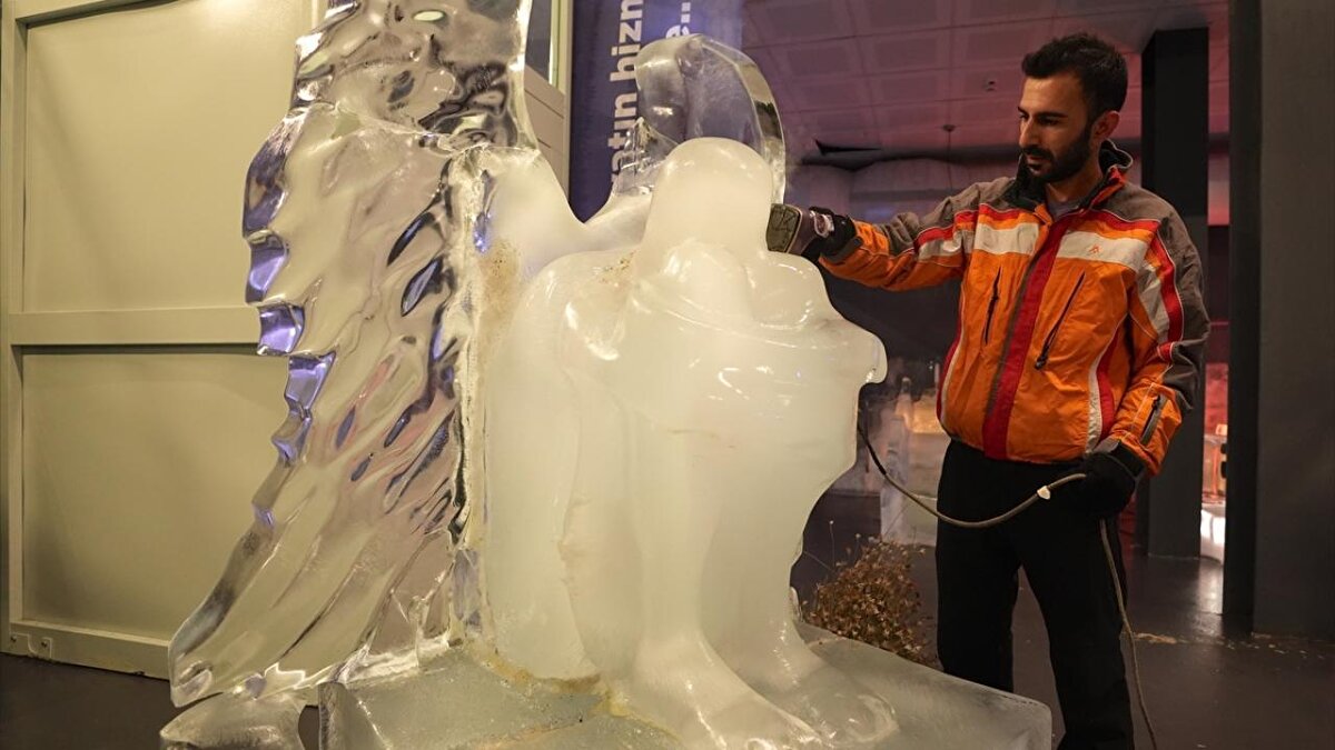 Mitolojik figürleri buzla buluşturan Muhammet Zeki Zengin ise heykellerde aslan, kaplan, ejderha, şahmeran, Selçuklu kartalı gibi figürlerin yorumlandığını anlattı.