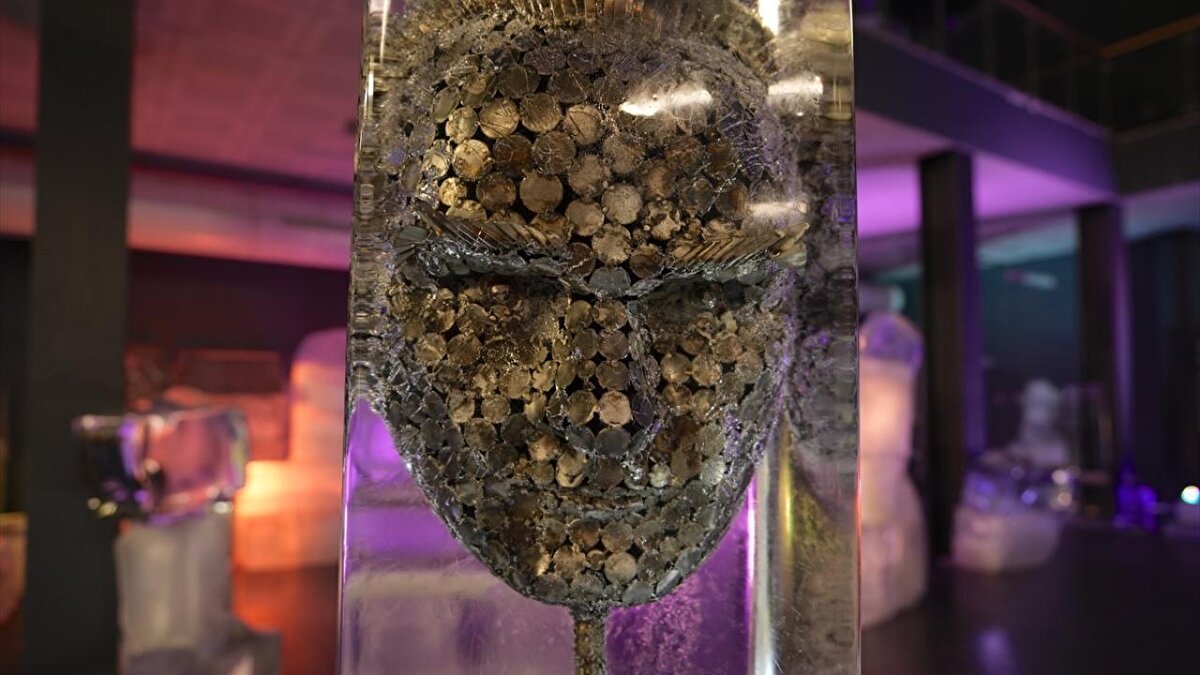 <br>Ziyaretçilerini yaz kış sıfırın altında 5 derecede ağırlayan müzede, festivale özel olarak Türk mitolojisinde yer alan figürler buz heykelciliği ile yorumlandı. Erzurum`un kültürel değerlerini anlatan ve tarihi mekanların buzdan heykelleri ile Filistin`de yaşananlara dikkati çekmek için yapılan heykeller sanatseverlerle buluşacak.<br>