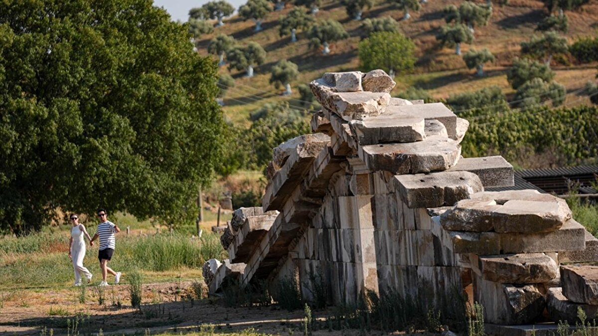 Tahıl ve bugün olduğu gibi incir üretimiyle öne çıktığı bilinen Magnesia, içerisinde Artemis Kutsal Alanı, Çarşı Bazilikası, tiyatro, 32 kişilik latrina (Antik Roma`da genel tuvalet), hamam, odeon, 30 bin kişilik stadyum, Gymnasion, Roma tapınağı ve Bizans surlarını barındırıyor.