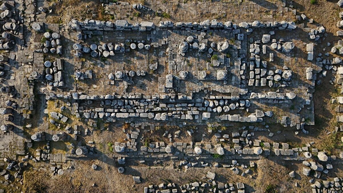 Farklı zamanlarda Seleukos ve Pergamon krallıklarına da bağlanan Magnesia, dönemin en önemli dinsel etkinliklerinden olan Artemis Festivali`nin yapıldığı kentler arasında da yer alıyor.