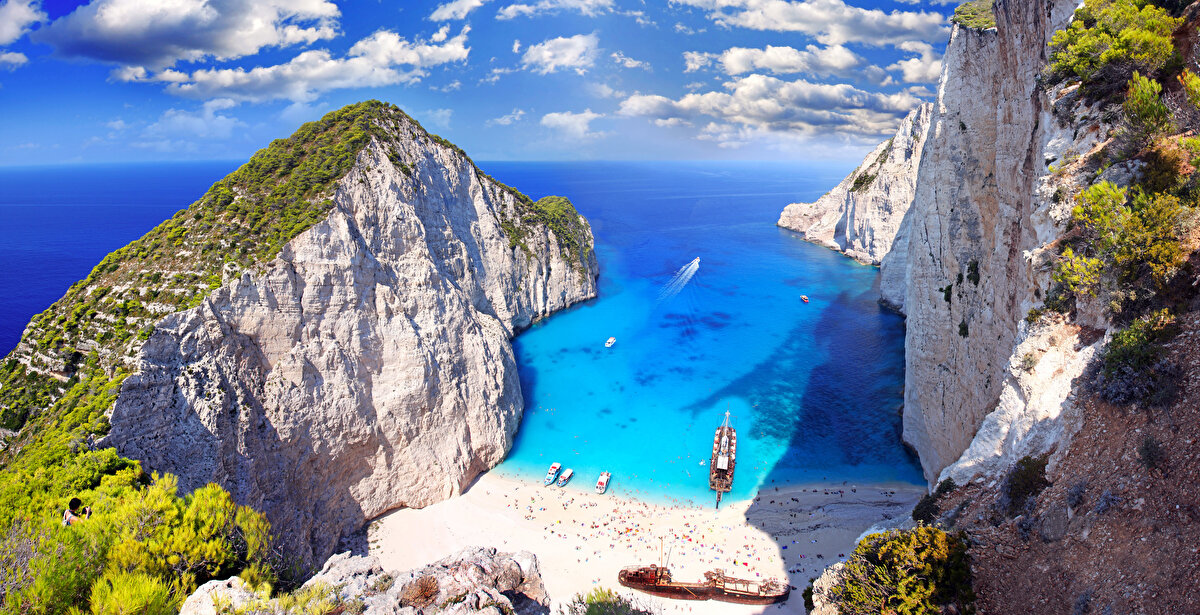 1. Zakynthos Adası- Yunanistan<br><br>Zanta, Zakesna ya da Zakilda, İyon Denizi'nde bulunan, Yunanistan'a bağlı bir adadır. İyon Adaları arasında en büyük üçüncü ada olan Zante, bölgedeki adalar arasında ayrı bir belediyeye sahip olan tek adadır. 405.55 kilometre karelik yüzölçümüne ve yaklaşık olarak 123 kilometre sahil şeridi uzunluğuna sahiptir.