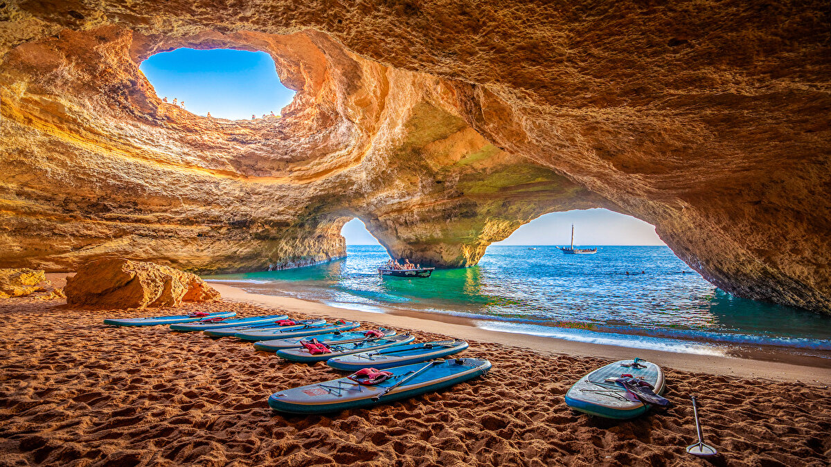 3. Benagil Mağaraları- Portekiz<br><br>Benagil, Portekiz'in Lagos, Algarve vilayetinde, Atlas Okyanusu'nun kıyısında bulunan köy.<br>20. yüzyıla kadar ekonomisi okyanus balıkçılığına dayanan bu köy, günümüzde Benagil Plajı'nı içine alan turistik bir bölge haline gelmiştir.<br>Benagil'de bulunan Benagil Mağarası, Portekiz'de en çok ilgi çeken ve en çok ziyaret edilen deniz mağaralarından biridir.