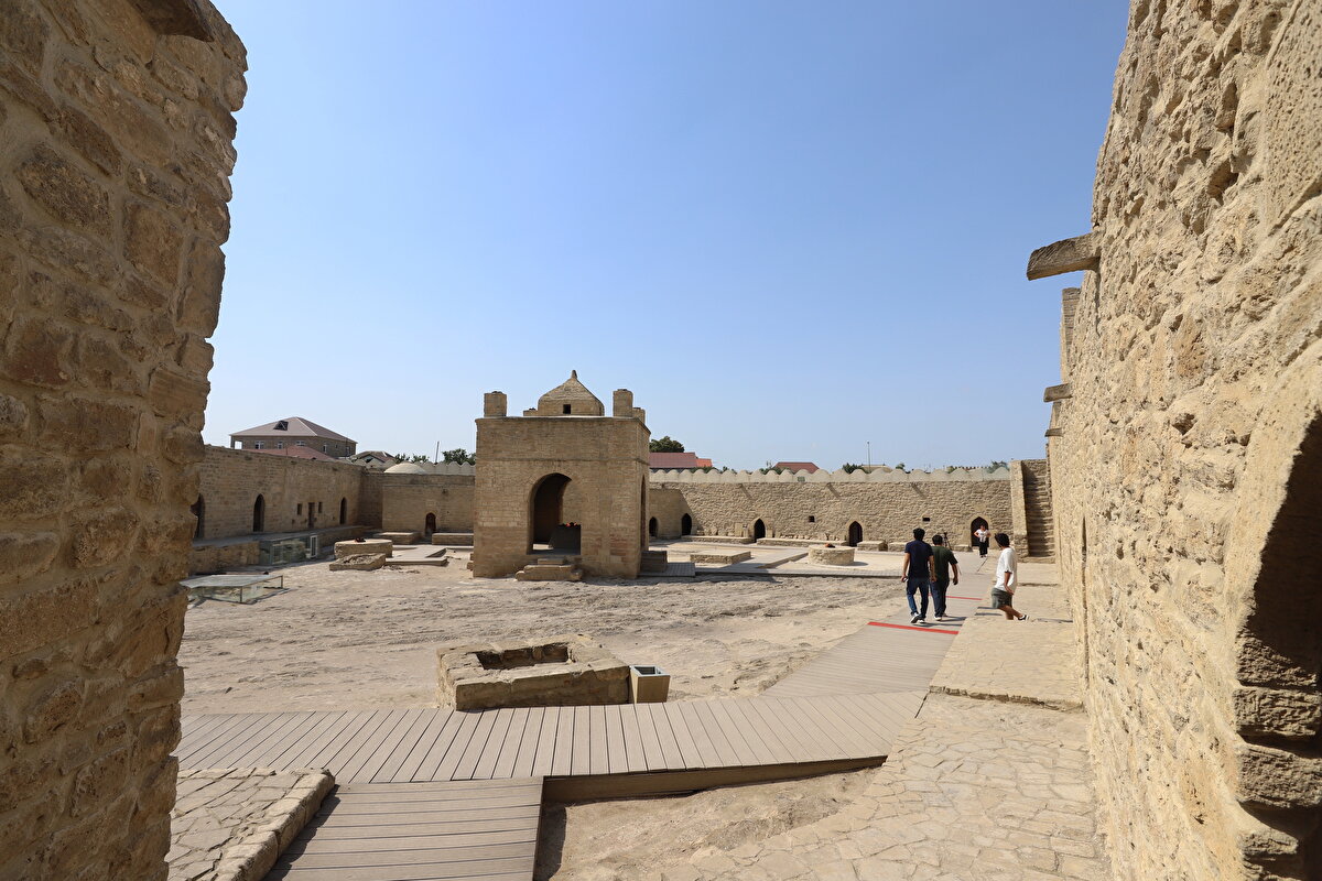 Hem Abşeron bölgesinin hem de bazı Hint mabetlerinin özelliklerini barındıran Ateşgâh'ın bulunduğu mekânın yüzyıllarca mabet olarak kullanıldığı bilinse de barındırdığı yapılar 18. yüzyılın başlarına ait.