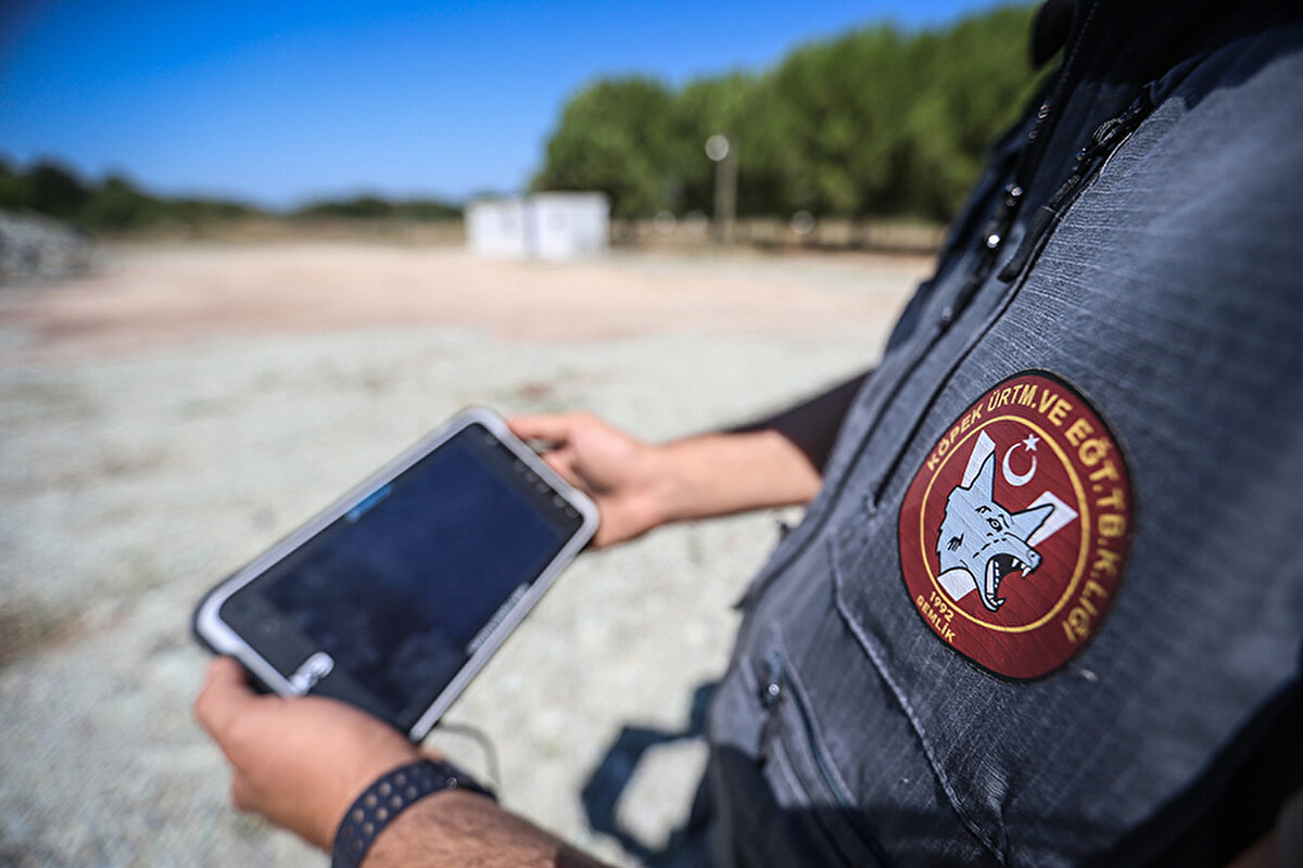 Eğitimli köpek "Parka" cihazla canlı takip edildi<br>Geliştirilen cihaz, Gemlik Askeri Veteriner Okulu ve Eğitim Merkezi Komutanlığında eğitimleri süren köpekler üzerinde eğitimlerde kullanılıyor. <br>Senaryo gereği "Parka" isimli 3 yaşındaki Belçika Malinios ırkı köpeğe bağlanan cihaz, mağara ve tünel eğitim alanında kullanıldı.<br><br>"Parka", mağara içinde tespit ettiği tehdit unsurunu etkisiz hale getirdi. Eğitimden sorumlu personel ise köpeğin mağaraya giriş ve çıkışını UKKS cihazı sayesinde anlık görüntü akışıyla izledi.<br><br>1. Köpek Eğitim Bölük Komutanı Veteriner Yüzbaşı Serkan Özgen, gazetecilere, Türk Silahlı Kuvvetlerinin ülkenin öncü kurumlarından olduğunu söyledi.