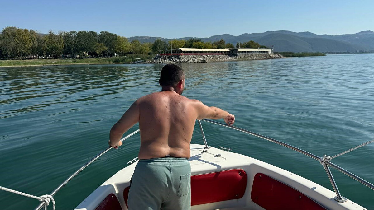 Cismin tarihi bir sanduka olduğunu iddia eden tekne sahibi Hasan Hıştır, “Bugün teknem ile gölde gezerken suyun içinde dikdörtgen şeklinde sandığa benzer bir cisim fark ettim. Önemli bir tarihi eser olabilir, yetkilileri göreve davet ediyorum” diye konuştu.