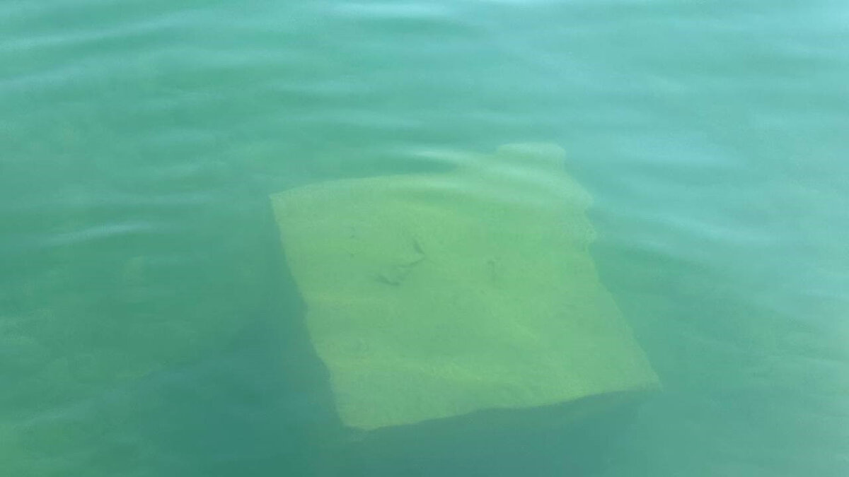 İznik Gölü’nün içerisinde keşfedilen bazilikanın hemen yanında teknesiyle gezen bir vatandaş gölün içinde dikdörtgen şeklinde büyük bir cisim fark etti.