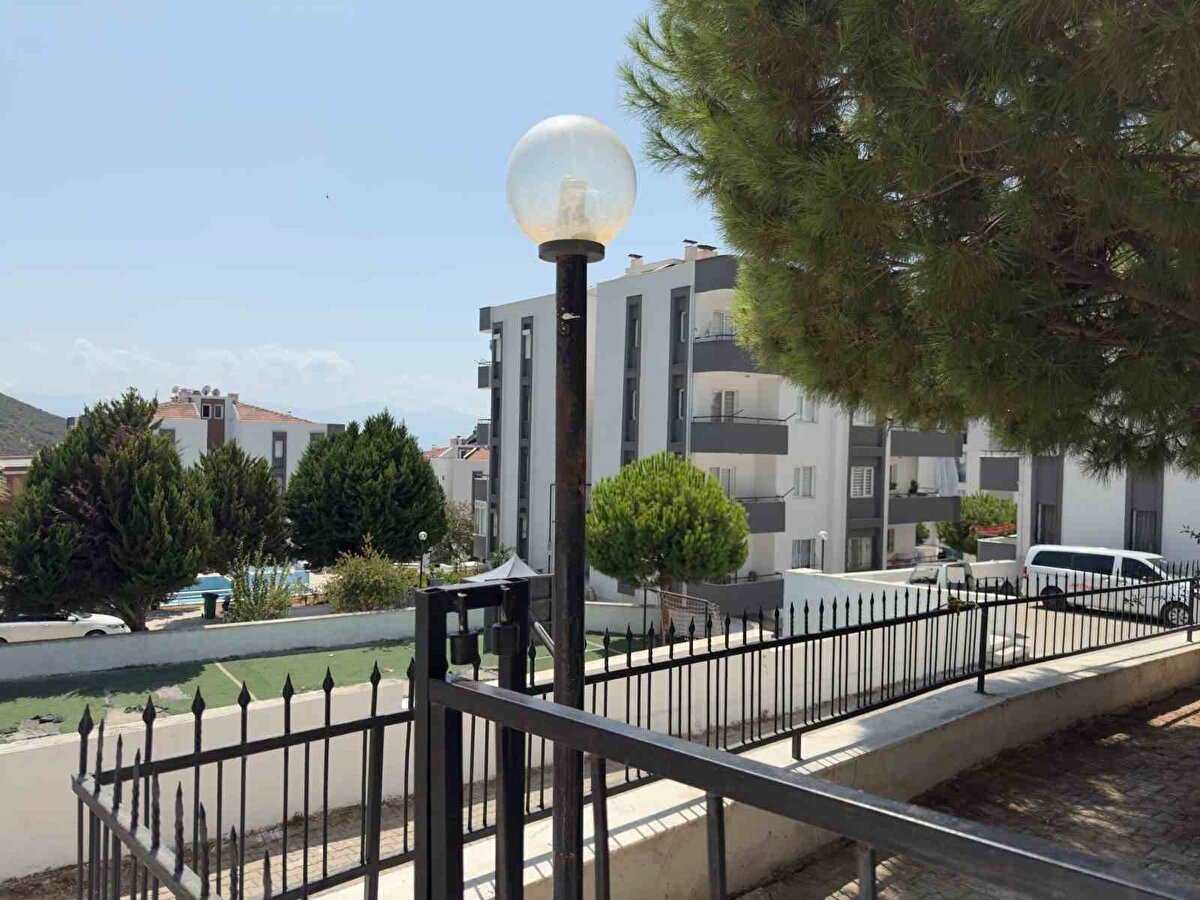 Olay, Kuşadası’na bağlı Ege Mahallesi’nde bulunan bir site içerisinde dün gece saat 22.00 sıralarında meydana geldi. İddiaya göre, site içerisindeki aydınlatma direğine dokunan 16 yaşındaki Derici Mustafa Gürbüz Anadolu Lisesi 10. sınıf öğrencisi Melih Ayvaz, kaçak elektrik akımına kapıldı. Durumu fark eden site sakinleri hemen sağlık ekiplerine haber verdi.