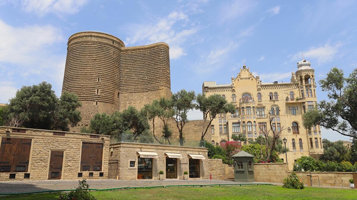 Kalenin, tarih boyunca deniz feneri, rasathane, gözetleme kulesi ve güneşe tapanların mabedi olduğu yönünde tezler ileri sürülüyor.