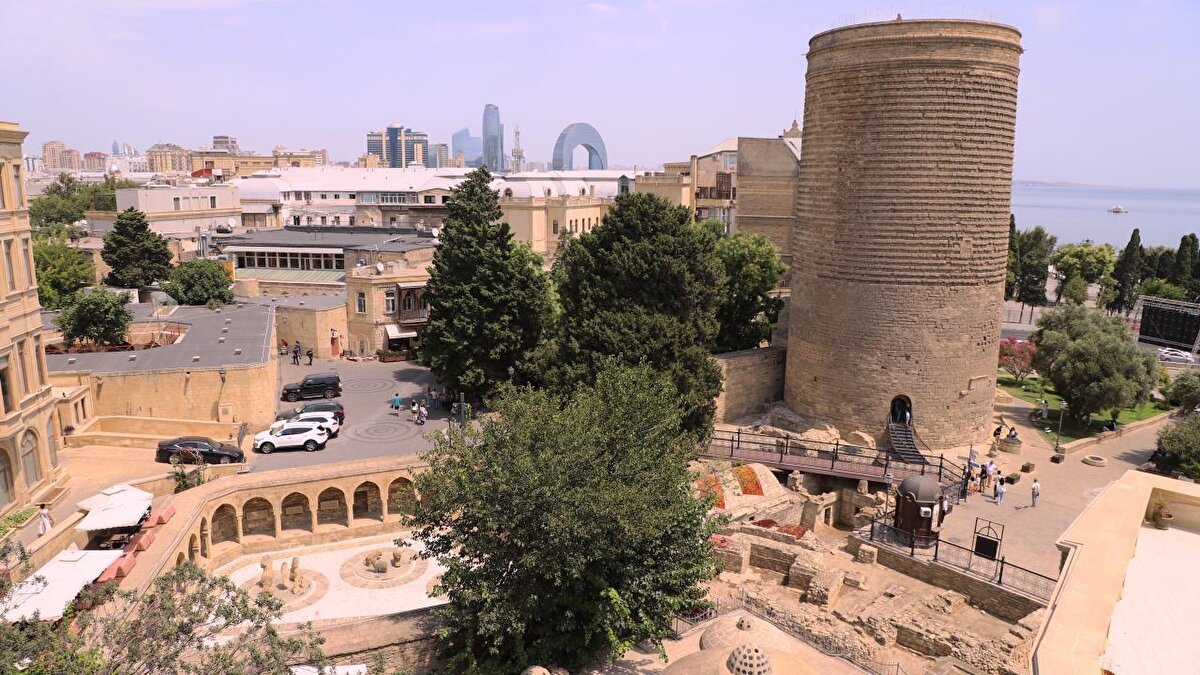 Orta Çağ'da inşa edildiği düşünülen Kız Kalesi, tarihî İçerişehir'de, Hazar Denizi'nin kıyısında yer alıyor.