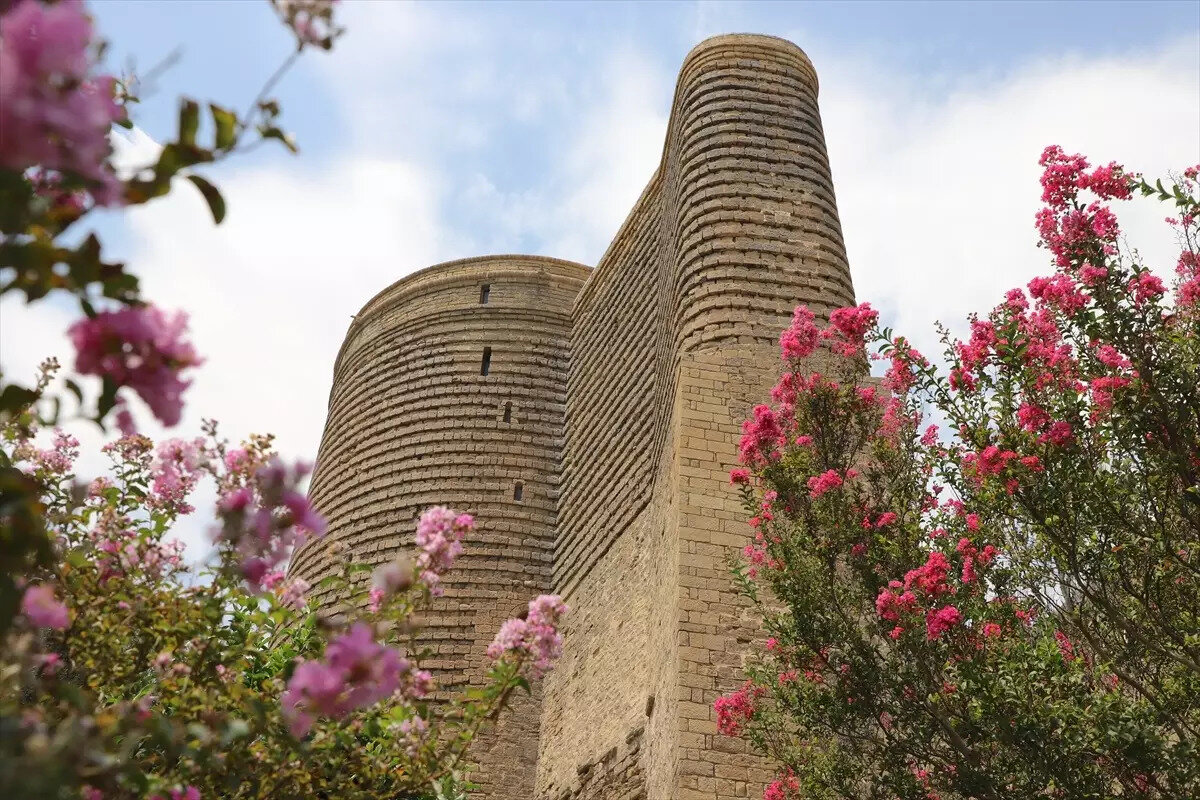 1964'den itibaren müze olarak faaliyet gösteren ve 2000'de UNESCO Dünya Mirası Listesi'ne alınan Kız Kalesi, her gün ziyaretçi akınına uğruyor.