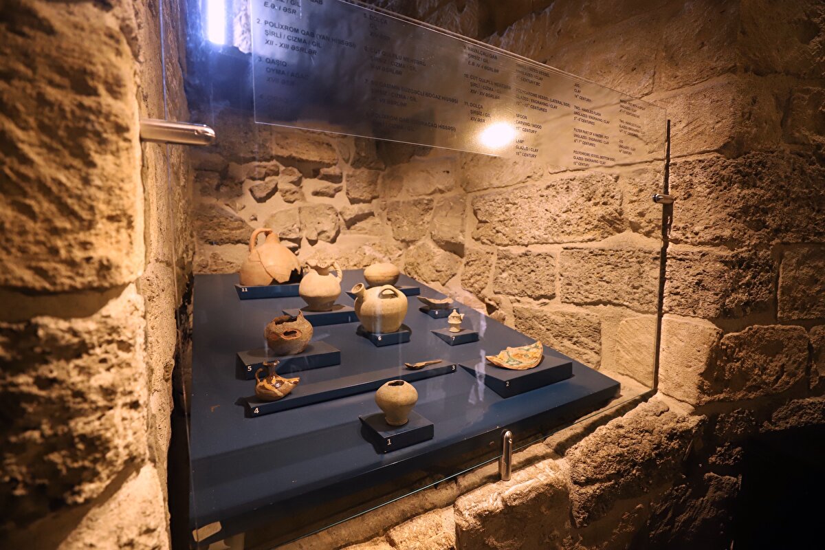 Çok sayıda film, roman, opera ve baleye konu olan Kız Kalesi'nin resimleri, farklı dönemlerde Azerbaycan kâğıt ve madeni paraları ile posta pullarında kullanıldı.