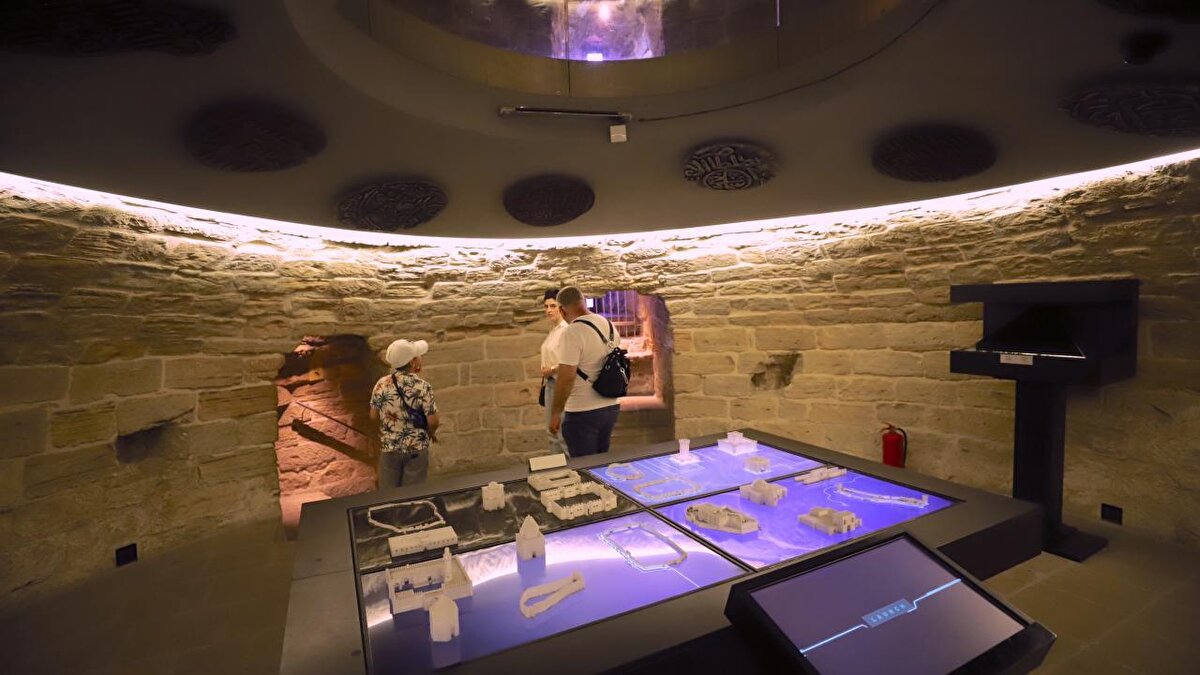 Kız Kalesi, asırlara dayanan geçmişi ile Azerbaycan'ın zengin tarihi ve kültürel mirasını bugüne kadar taşıyan simgesel yapı olarak devlet tarafından korunuyor.